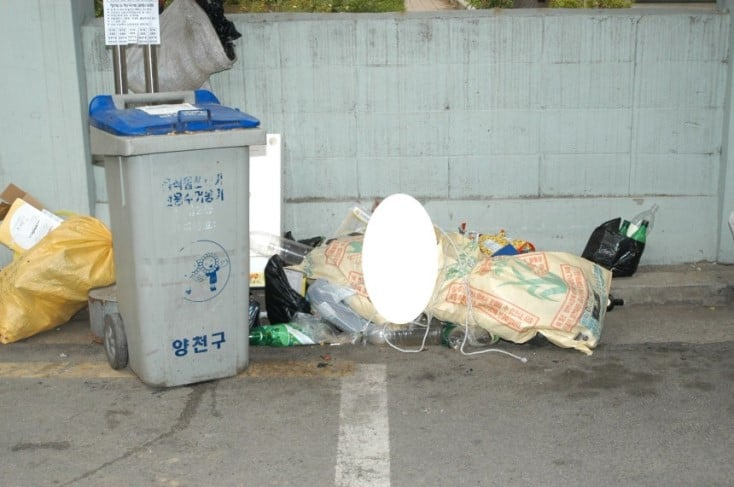 Thi thể đầu tiên được phát hiện bên vệ đường ở Sinjeong-dong tháng 6/2005, quấn trong bao tải. Ảnh: Seoul Metropolitan Police