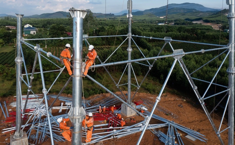 Công nhân điện lực thi công đường dây 500kV mạch 3 hồi tháng 6/2024. (Ảnh: Dân trí)