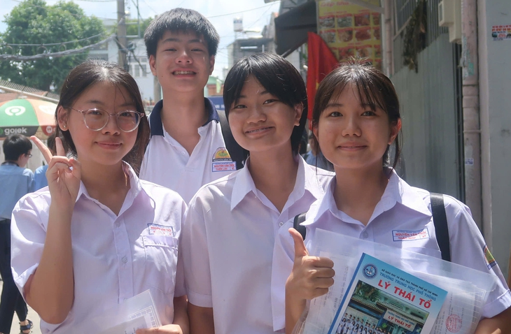 Thí sinh tham gia kỳ thi tuyển sinh vào 10 năm 2025 tại điểm thi Trường THCS Quang Trung. Ảnh: Tuổi trẻ Online