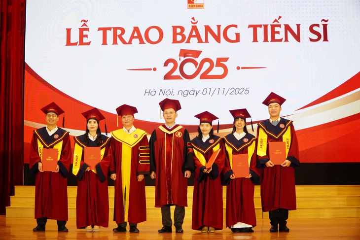 Lễ trao bằng tiến sĩ tại Đại học Bách khoa Hà Nội năm 2025. Ảnh: HUST