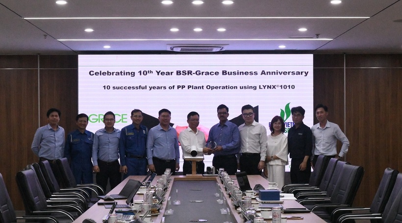 Đại diện hai bên chụp ảnh lưu niệm nhân dịp kỷ niệm 10 năm hợp tác giữa BSR và Grace
