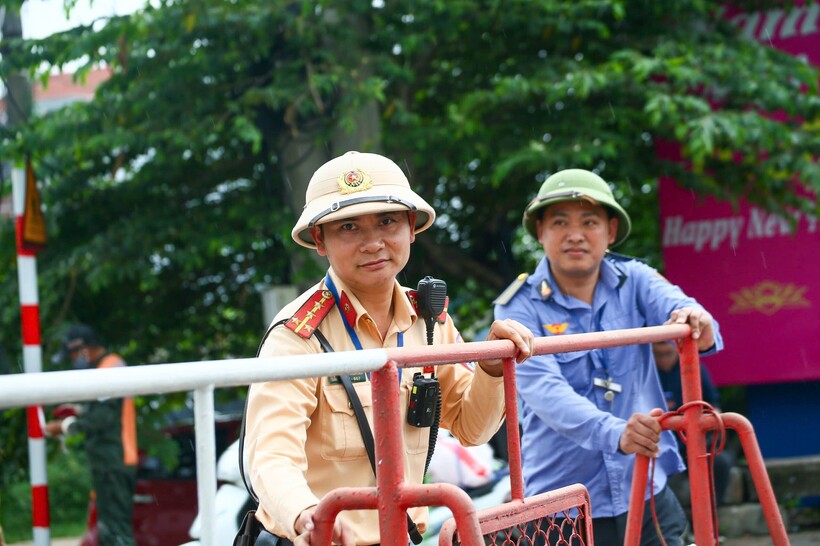 CSGT kiểm tra hệ thống rào chắn đường ngang.