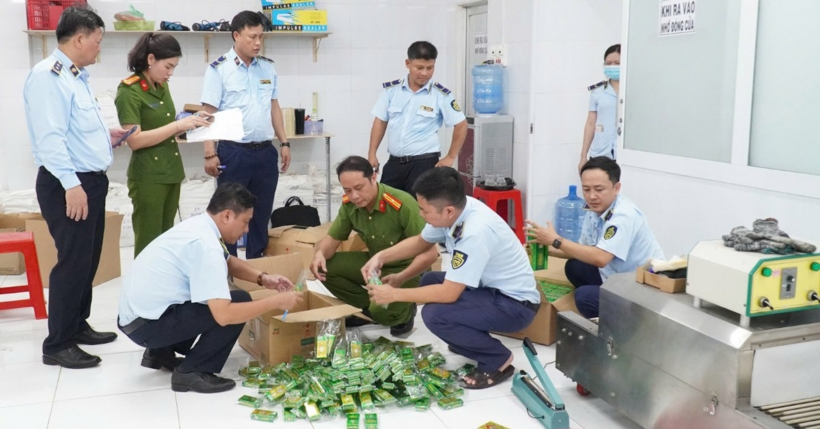 Lực lượng chức năng kiểm kê số lượng dầu gió giả. Ảnh: VietNamnet