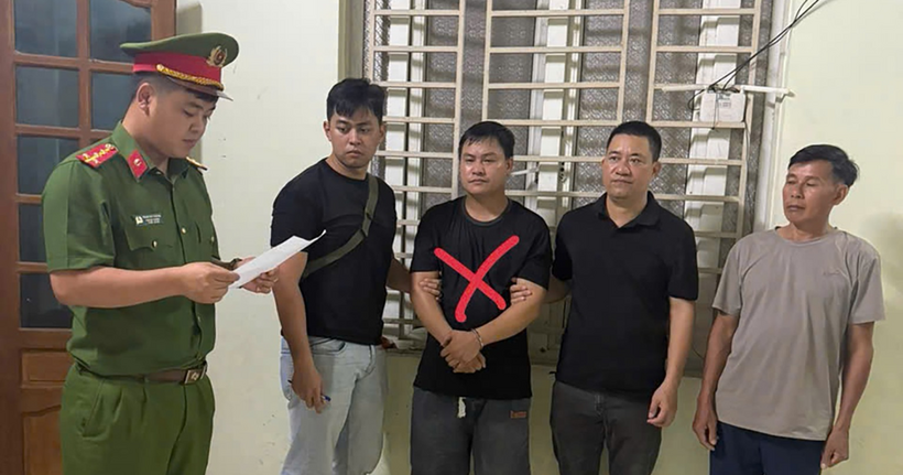 Lực lượng Công an bắt giữ đối tượng cầm đầu đường dây (mặc áo đen ở giữa ảnh) tại địa bàn Nghệ An ngày 15/5/2026. (Ảnh: Công an Lai Châu)