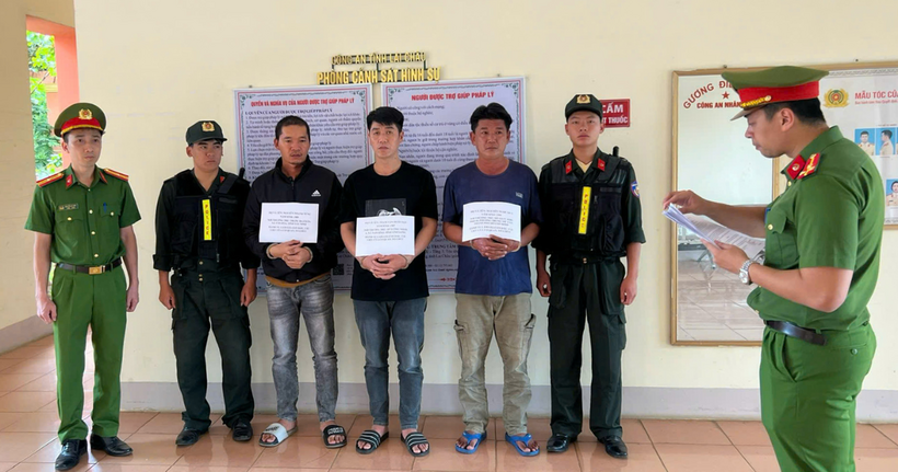 Lực lượng Công an bắt giữ các đối tượng trong giai đoạn 1 của chuyên án tại TP Hồ Chí Minh. (Ảnh: Công an tỉnh Lai Châu)