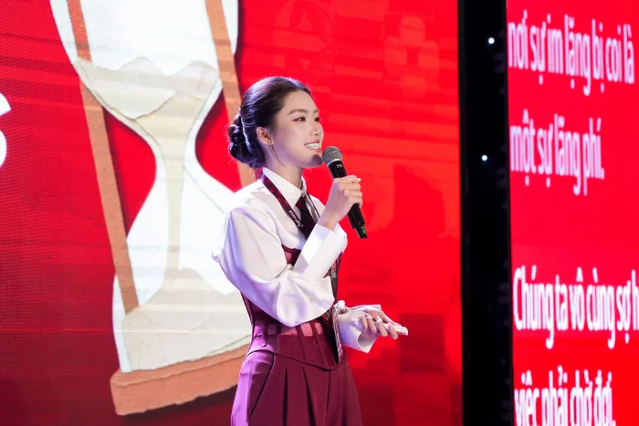 Hoa hậu Phương Oanh chia sẻ nhiều thông điệp ý nghĩa cho các bạn sinh viên.