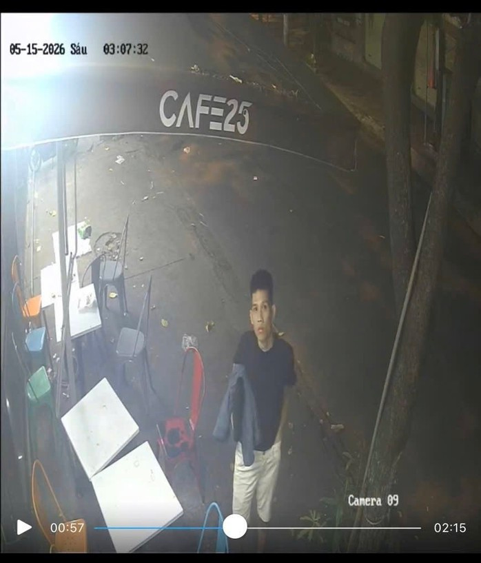 Kẻ trộm nhìn chằm chằm vào camera. (Ảnh: Công an phường Tây Thạnh)