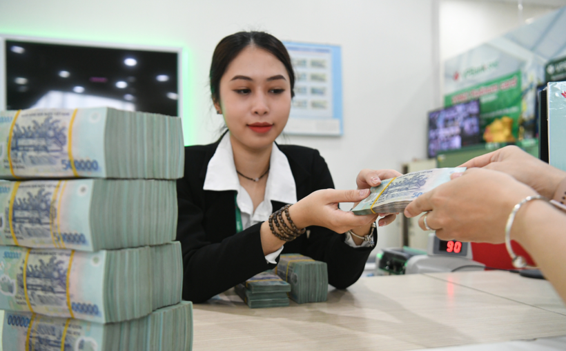 Kiểm tra giao dịch tiền tại ngân hàng (Ảnh: Mạnh Quân).