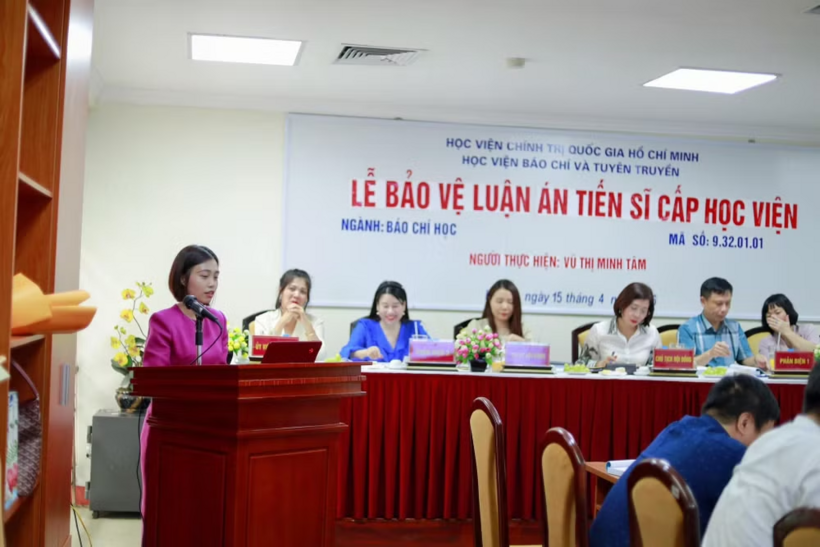 Nghiên cứu sinh Vũ Thị Minh Tâm bảo vệ luận án tiến sĩ tại Học viện Báo chí và Tuyên truyền. Ảnh: AJC
