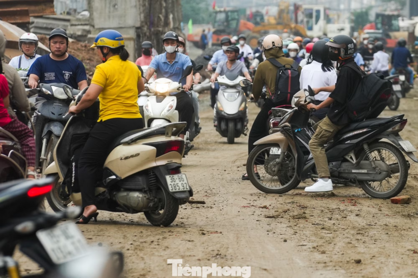 Trong giờ cao điểm buổi sáng, lượng phương tiện đổ dồn vào các tuyến đường tạm khiến giao thông khu vực Nguyên Hồng - La Thành ùn ứ kéo dài. Một số người dân do chưa nắm rõ phương án phân luồng nên đi nhầm vào khu vực thi công, phải quay đầu, gây ùn ứ cục bộ. Ảnh: Tiền phong