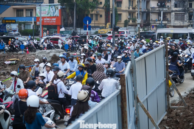 Giao thông ùn tắc tại khu vực đường Nguyên Hồng sáng 18/5. Ảnh: Tiền phong