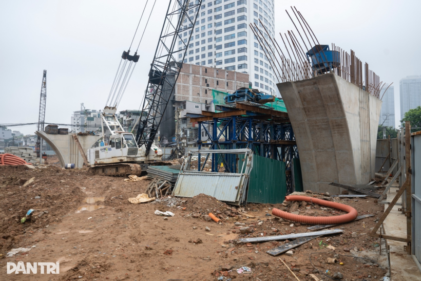 Tại khu vực nút giao Nguyễn Chí Thanh - La Thành, các trụ cầu vượt đã thành hình, sẵn sàng thi công các hạng mục tiếp theo.