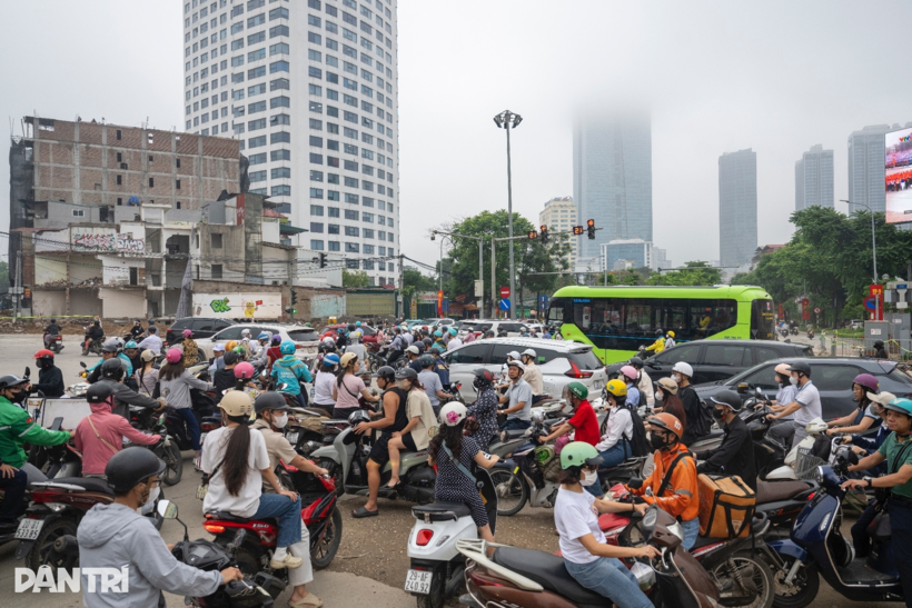Nhiều phương tiện di chuyển khó khăn, người dân loay hoay tìm hướng lưu thông giữa dòng xe ùn ứ.