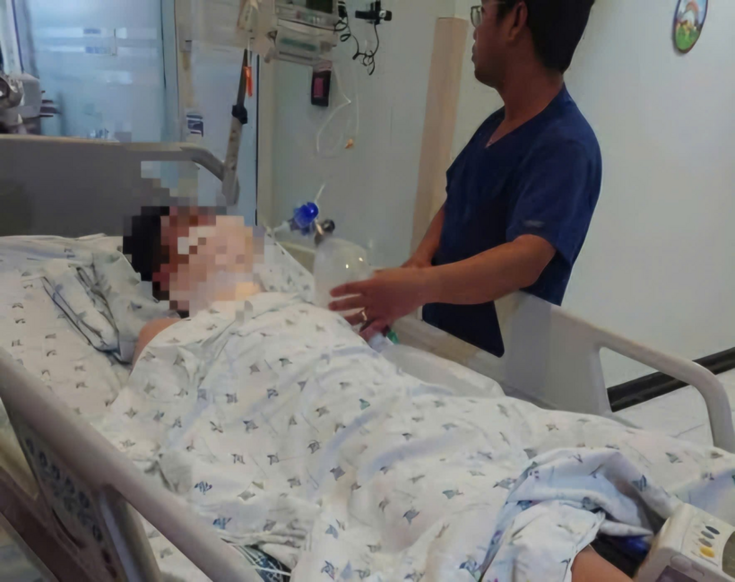 Em Đ.M.H, học sinh lớp 8 trường THCS Nguyễn Du, xã Di Linh cấp cứu tại bệnh viện. Ảnh: Gia đình em Đ.M.H/Lao Động