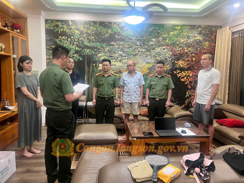 Cơ quan điều tra thực hiện lệnh bắt với Trần Văn Quận. (Ảnh: Công an tỉnh Lạng Sơn)