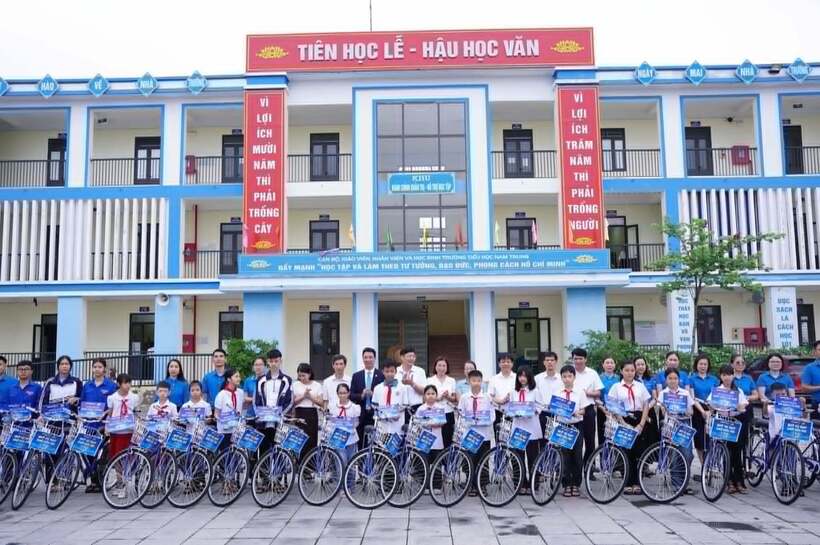 Ảnh học sinh nhận xe đạp