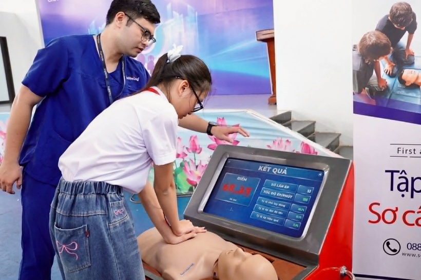 Những đôi tay nhỏ chăm chú thực hiện từng động tác sơ cấp cứu, những ánh mắt tập trung lắng nghe đã tạo nên hình ảnh đầy ý nghĩa về một thế hệ trẻ chủ động hơn trong việc bảo vệ bản thân và cộng đồng.