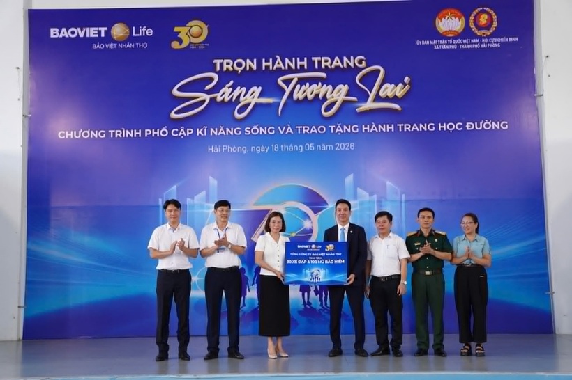 Lãnh đạo trao biểu trưng học bổng tại chương trình