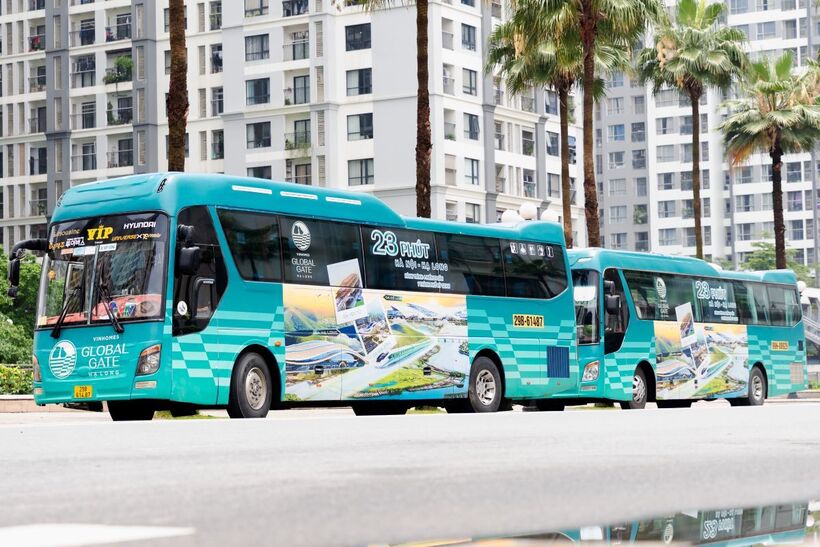 Những chuyến site tour được duy trì đều đặn vào 2 ngày cuối tuần (thứ Bảy, Chủ Nhật), đưa khách hàng từ Hà Nội tới tham quan, trải nghiệm Vinhomes Global Gate Hạ Long.