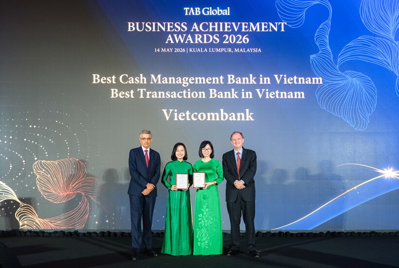 Bà Nguyễn Thùy Ninh - Giám đốc Ban Khách hàng FDI (bên trái) và bà Trần Phương Hiền - Phó Trưởng Phòng Giải pháp Kênh số Bán buôn  đại diện Vietcombank nhận giải thưởng Ngân hàng giao dịch tốt nhất Việt Nam 2026 và giải thưởng Ngân hàng quản lý dòng tiền tốt nhất Việt Nam 2026