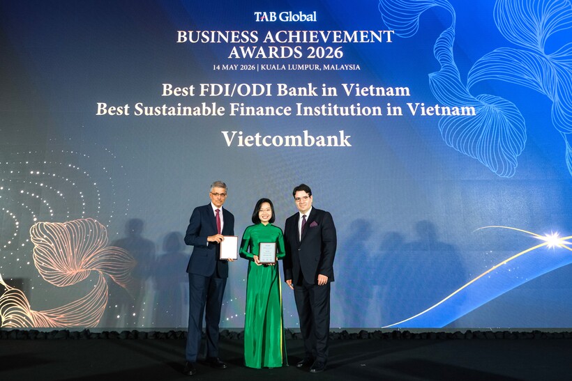 Bà Nguyễn Thùy Ninh - Giám đốc Ban Khách hàng FDI đại diện Vietcombank nhận giải thưởng Ngân hàng tốt nhất Việt Nam trong lĩnh vực FDI/ODI năm 2026 và giải thưởng Tổ chức tài chính phát triển bền vững tốt nhất Việt Nam năm 2026.