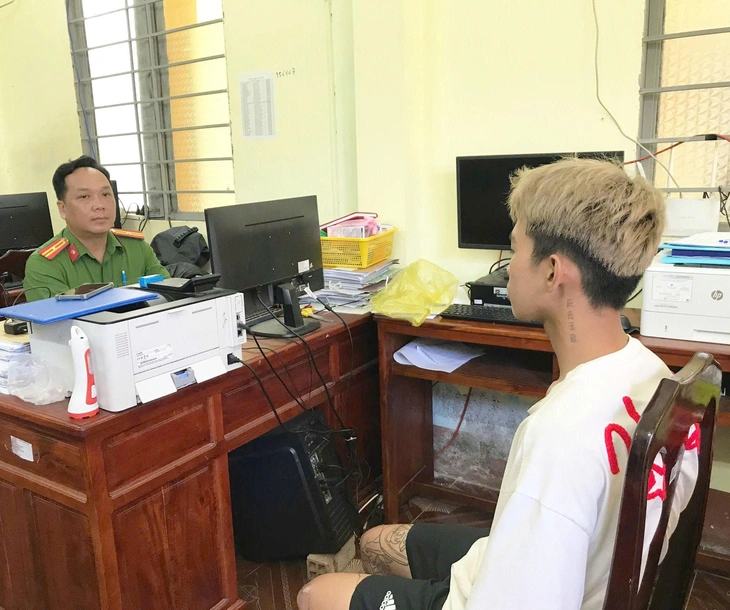 H. làm việc với cơ quan điều tra. (Ảnh: Công an xã Mỹ Lộc)