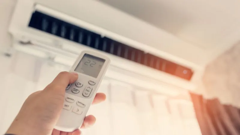 Nhiều người chọn ở lâu trong phòng điều hòa nhiệt độ thấp để tránh nóng mà không biết hệ thống làm mát thiếu vệ sinh có thể trở thành nguồn phát tán dị nguyên nguy hiểm. Ảnh minh họa