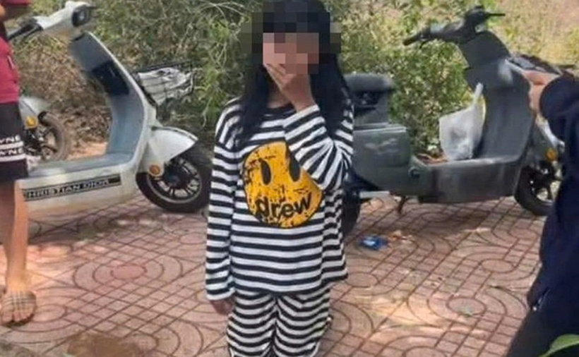 EM V. bị bắt quỳ gối. (Ảnh: VietnamNet)