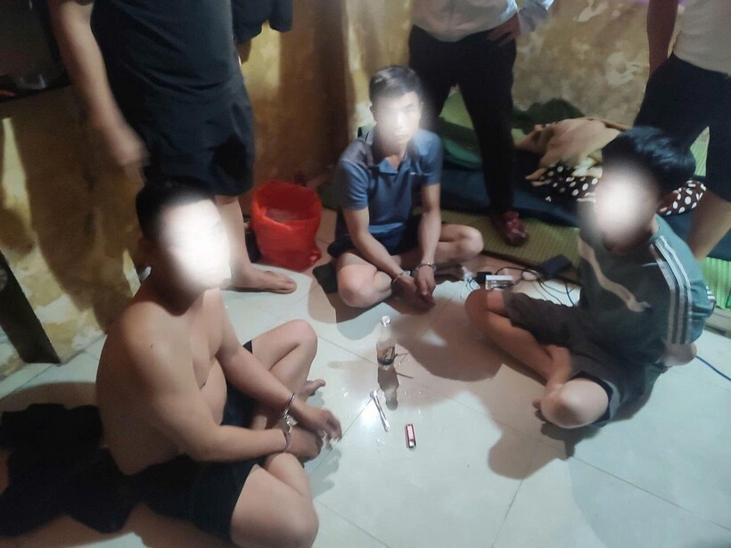 Các đối tượng bị bắt quả tang đang tổ chức sử dụng trái phép chất ma túy. Ảnh Công an tỉnh Hưng Yên.