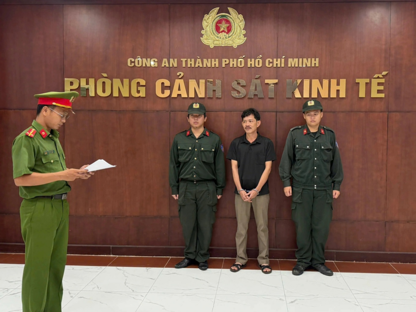 Cảnh sát tống đạt lệnh bắt Trần Quang Vũ. (Công an TP.HCM)