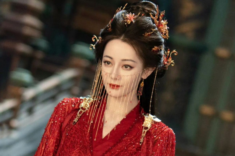 “Mộ Tư Từ” gây chú ý mạnh mẽ nhờ màn kết hợp giữa Địch Lệ Nhiệt Ba và Trần Phi Vũ.