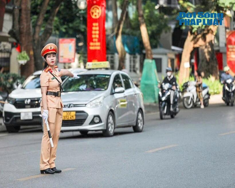 Lực lượng chức năng khuyến cáo người dân cần sang đường đúng nơi quy định.