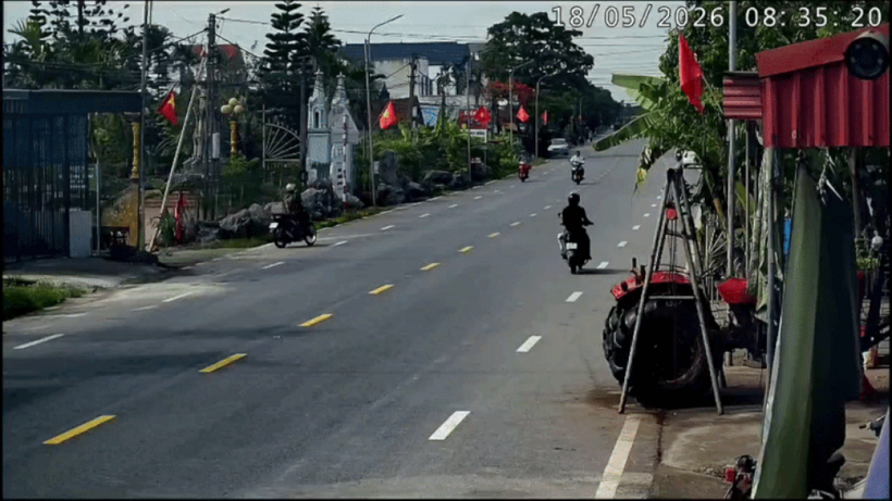 Camera an ninh nhà dân ghi lại thời điểm xảy ra vụ tai nạn khiến người đàn ông tử vong (Ảnh cắt từ clip người dân cung cấp).