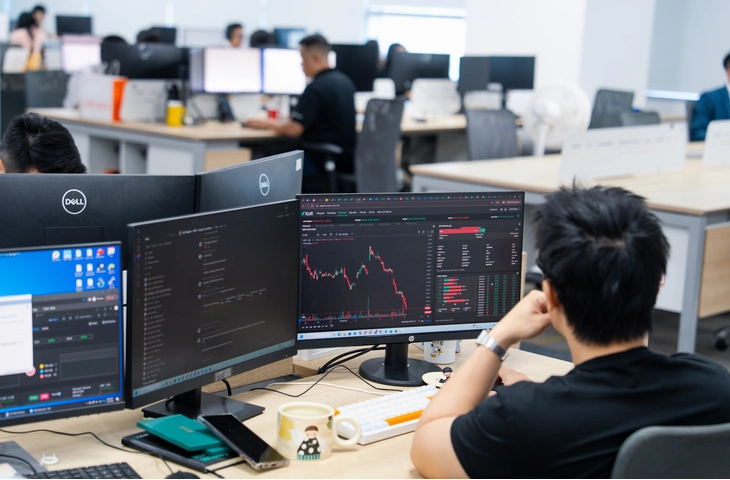 Nhà đầu tư có thể phải xác thực sinh trắc học khi rút, chuyển tiền chứng khoán từ 10 triệu đồng trở lên - Ảnh: HỮU HẠNH