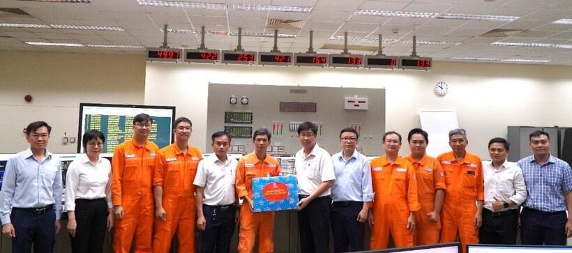 BCH Công đoàn Công ty Nhiệt điện Phú Mỹ tặng quà cho người lao động đang làm việc tại Nhà máy Nhiệt điện Phú Mỹ 1