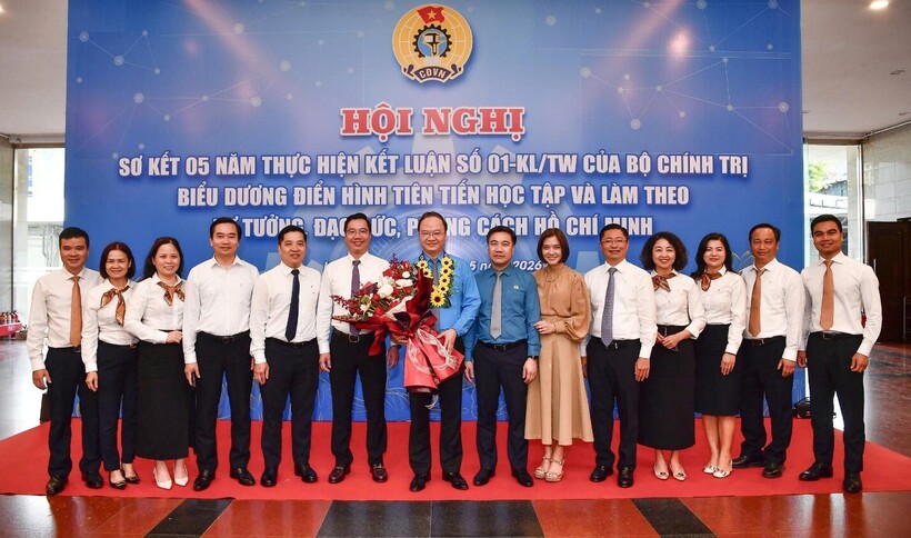 Đại diện Ban Chấp hành Công đoàn Vietcombank, Công đoàn Trụ sở chính chụp ảnh lưu niệm chúc mừng đồng chí Lê Quang Vinh