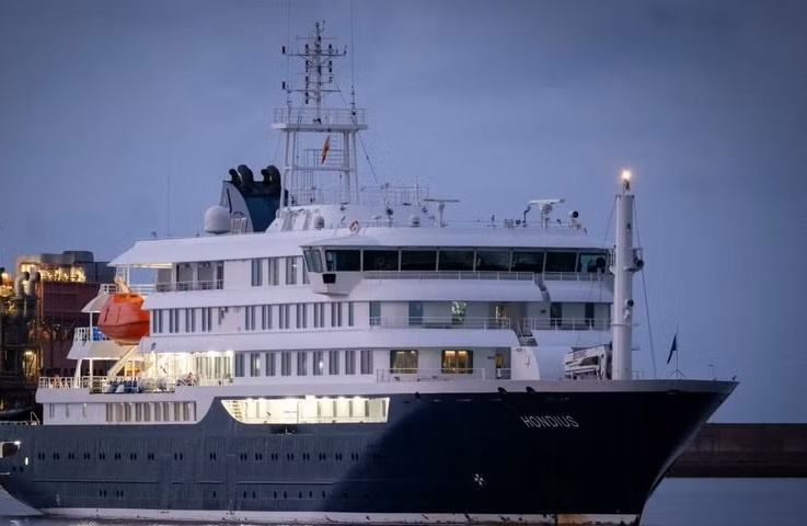 Tàu du lịch MV Hondius tại cảng Granadilla, thuộc đảo Tenerife,Tây Ban Nha ngày 10/5/2026. Ảnh: THX/TTXVN