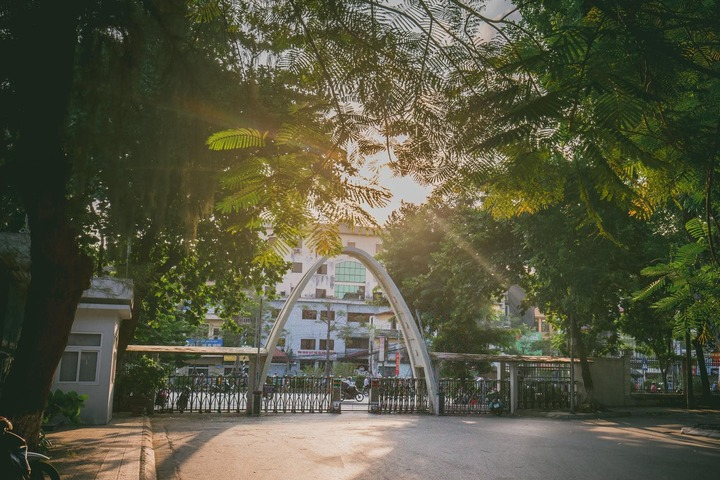 Mỗi sinh viên khi được bước qua cánh cổng này đều cảm thấy tự hào vì được học tập dưới một mái trường danh tiếng hàng đầu cả nước. (Ảnh: Hội sinh viên Đại học Bách Khoa Hà Nội)