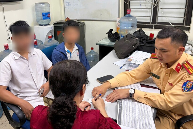 Hai nam thanh niên cùng phụ huynh tại cơ quan Công an.