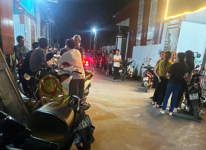 Người dân địa phương xôn xao trước sự việc nhóm học sinh gỡ diều mắc vào đường điện cao thế dẫn tới 2 em bị điện giật thương vong. Ảnh: VTC News