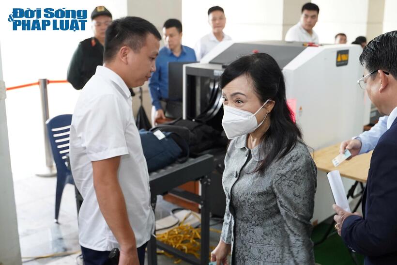Cận cảnh cựu Bộ trưởng Nguyễn Thị Kim Tiến đến hầu tòa.