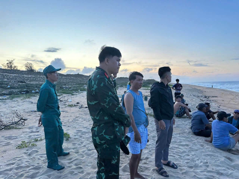 Các lực lượng chức năng và người dân đang nỗ lực tìm kiếm nạn nhân bị đuối nước. Ảnh: Lao động