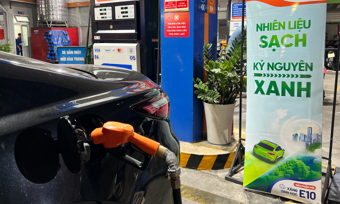 Xe đổ xăng E10 tại một trạm xăng ở TP HCM. Ảnh: Hồ Tân