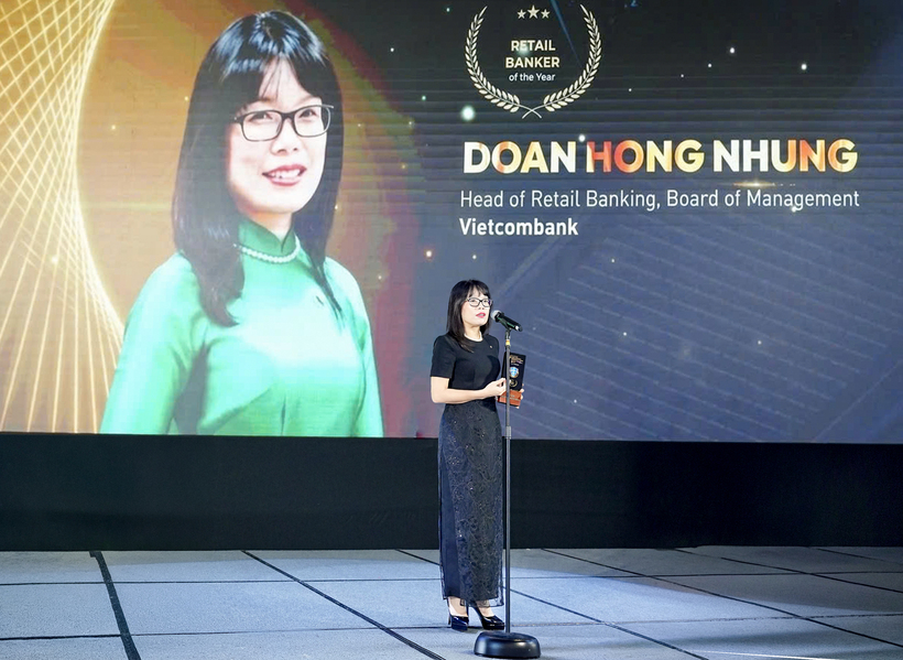 Bà Đoàn Hồng Nhung - Giám đốc Khối Bán lẻ Vietcombank phát biểu tại Lễ trao giải