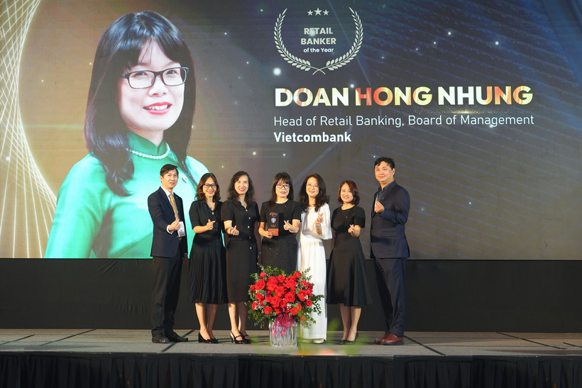 Các thành viên Vietcombank chúc mừng và chụp ảnh lưu niệm tại Lễ trao giải