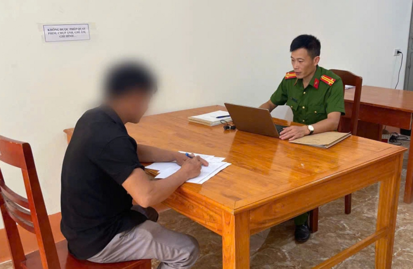 Anh H. tại cơ quan công an. (Ảnh: Công an Lào Cai)