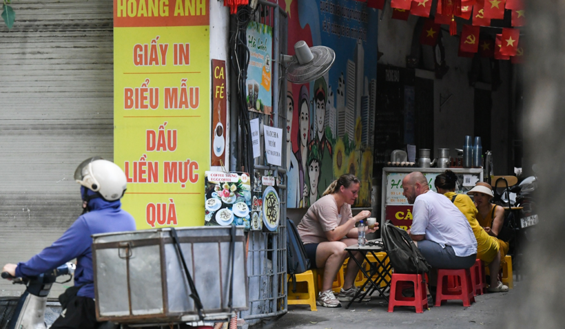 Đề xuất lấn chiếm vỉa hè, lòng đường để kinh doanh dịch vụ ăn uống bị phạt gấp 2 lần quy định. (Ảnh: VietnamNet)