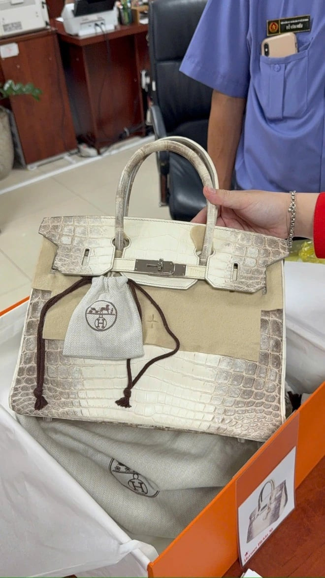 Túi xách nhãn hiệu Hermès size 25, giá khởi điểm hơn 1,7 tỷ đồng được bán với giá 11,6 tỷ đồng. (Ảnh: THADS TP.HCM)