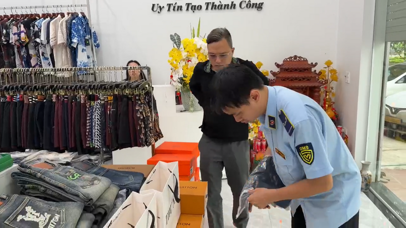 Lực lượng Quản lý thị trường Hà Nội kiểm tra hộ kinh doanh tại Quốc Oai. Ảnh: QLTTHN