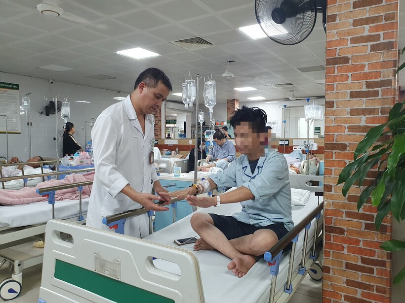 BS Nguyên thăm khám cho bệnh nhân đang điều trị tại Trung tâm Chống độc. Ảnh: BSCC